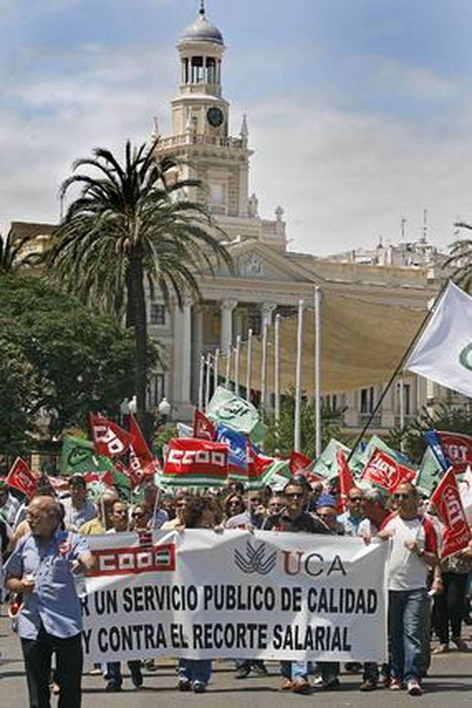 Más de 2.400 empleados públicos gaditanos secundan la huelga de funcionarios. 

Foto: Joaquin Pino