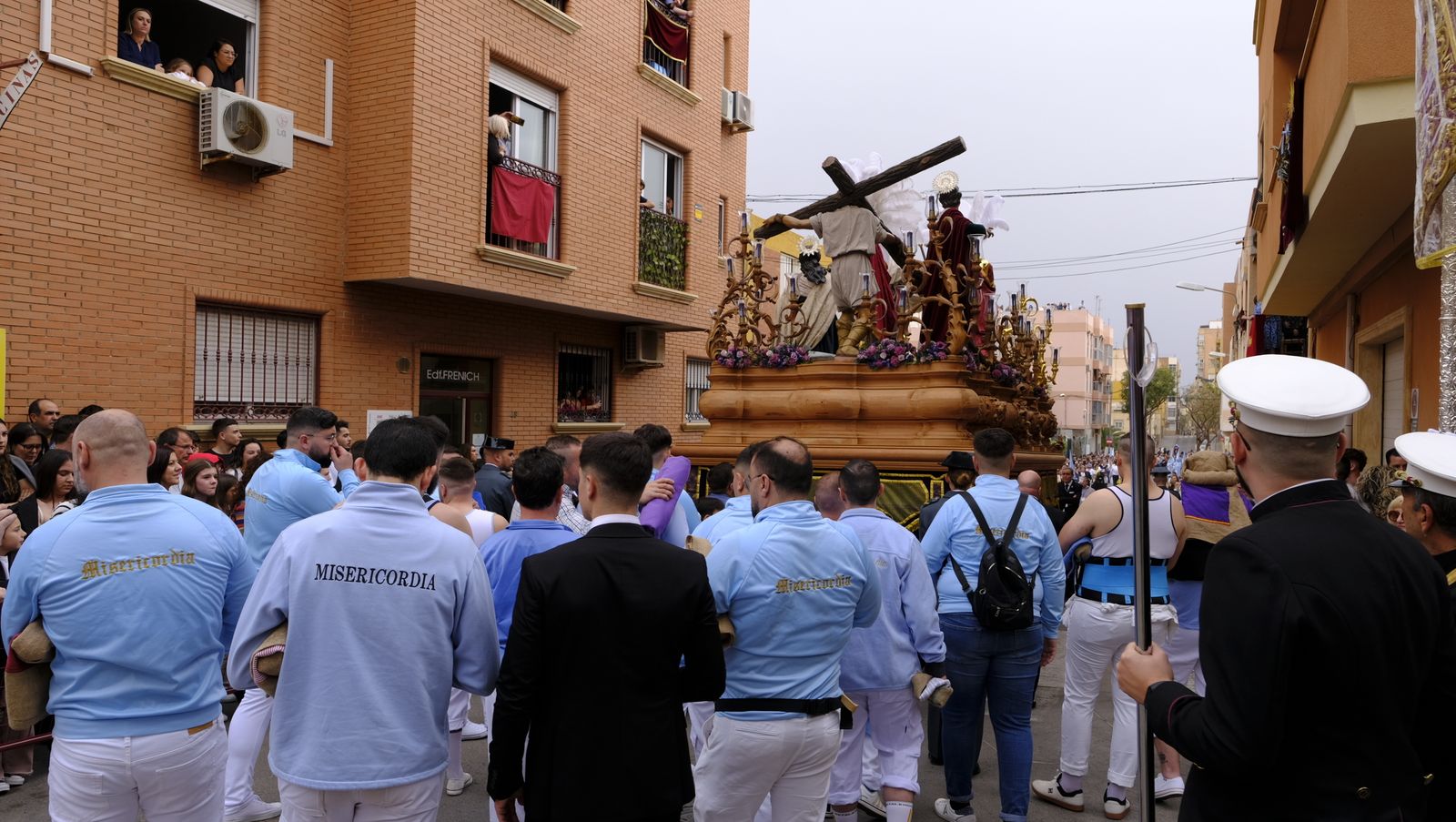 La Procesión de Los Ángeles de sobrepuso a la lluvia, en imágenes