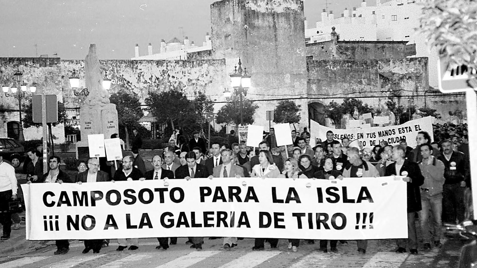 Manifestación en contra de la construcción de la galería de tiro en Camposoto.