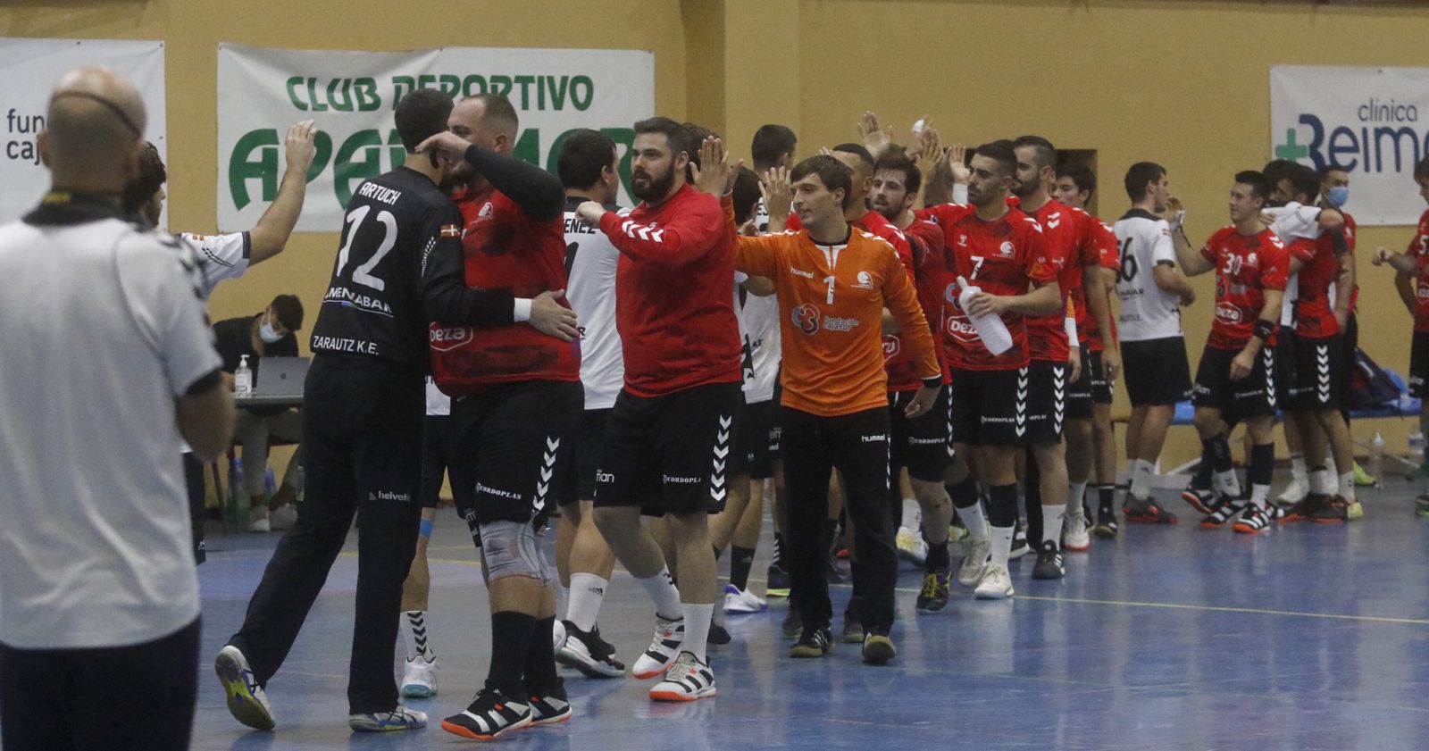 Los jugadores del Córdoba BM se saludan con su rival al término de un partido en Fátima.