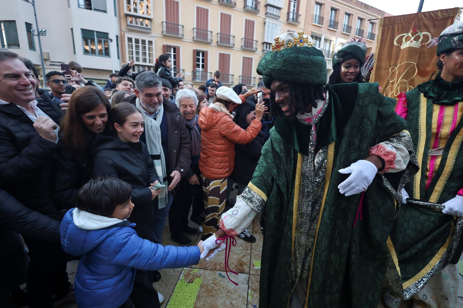 Los Reyes Magos llenan Málaga de ilusión tras la lluvia