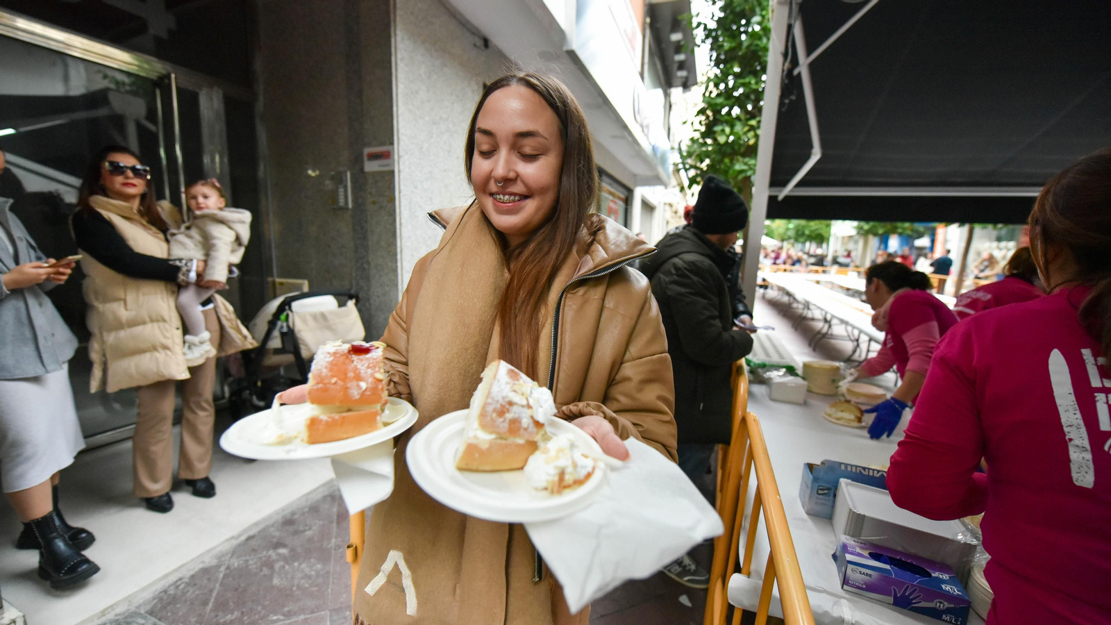 El III roscón de Reyes gigante solidario de Algeciras, en imágenes