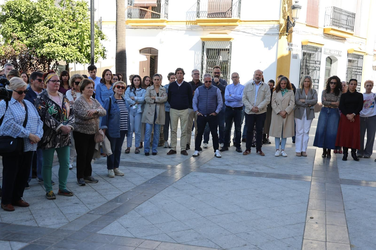 Los vecinos de Moguer en el minuto de silencio frente al Ayuntamiento por el presunto asesinato machista de Zahra.