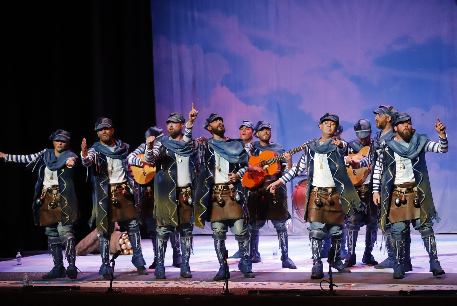 Imágenes de la actuación de la comparsa de Alcalá de Guadaíra Padre Nuestro en el Carnaval Colombino