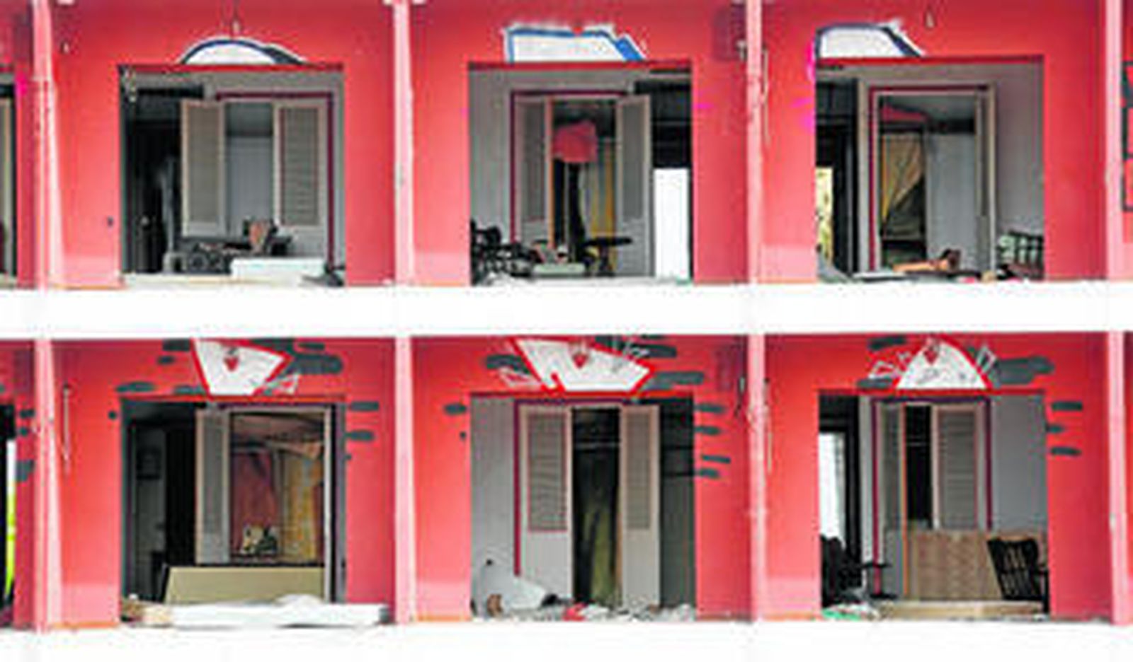 Vista de los destrozos a través de los balcones de las habitaciones exteriores del hotel.