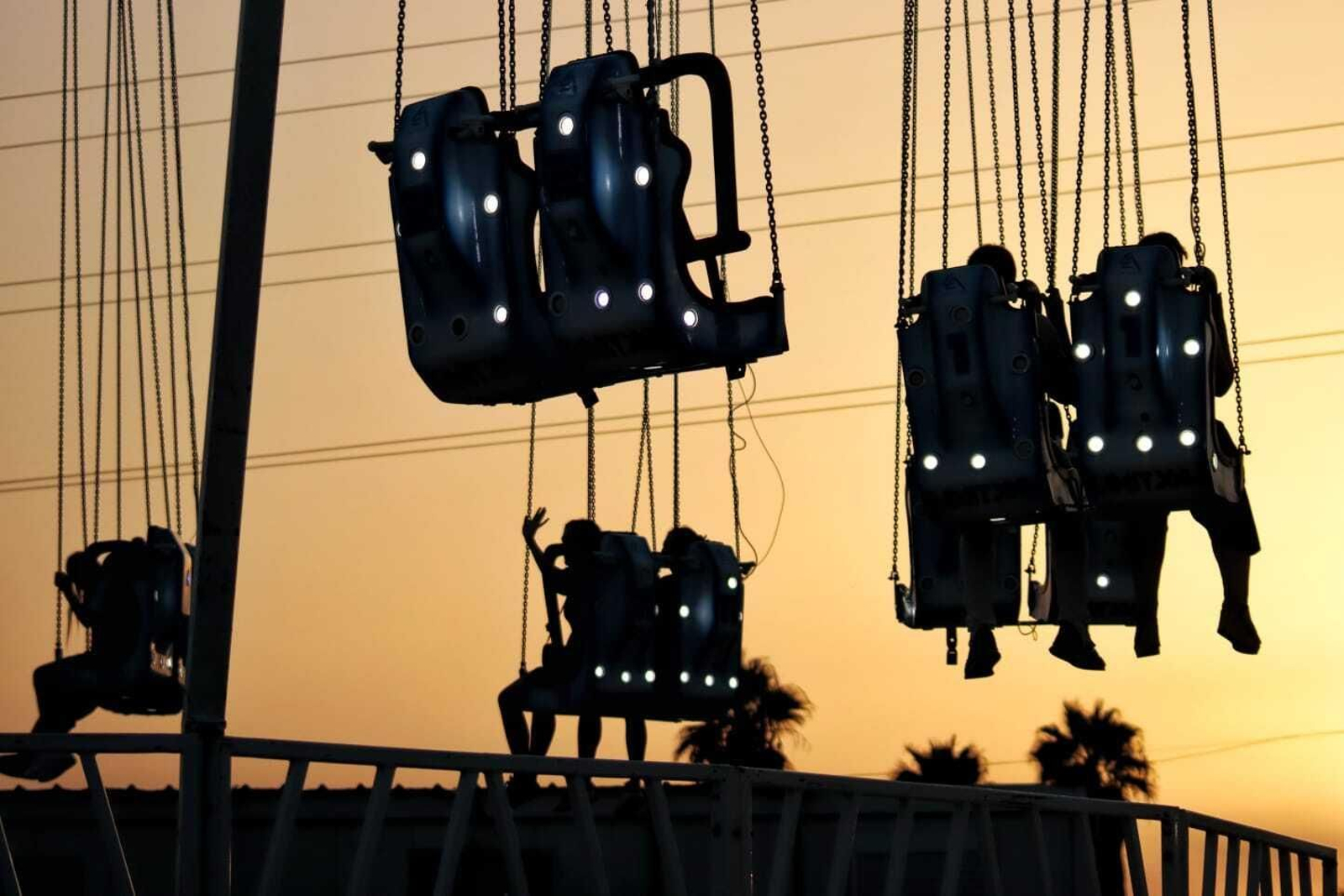 Atracción de los columpios en la Feria de Málaga.