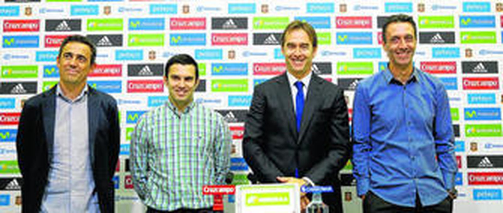 Óscar Caro, segundo por la izquierda, ayer en Madrid durante la primera lista de Lopetegui.