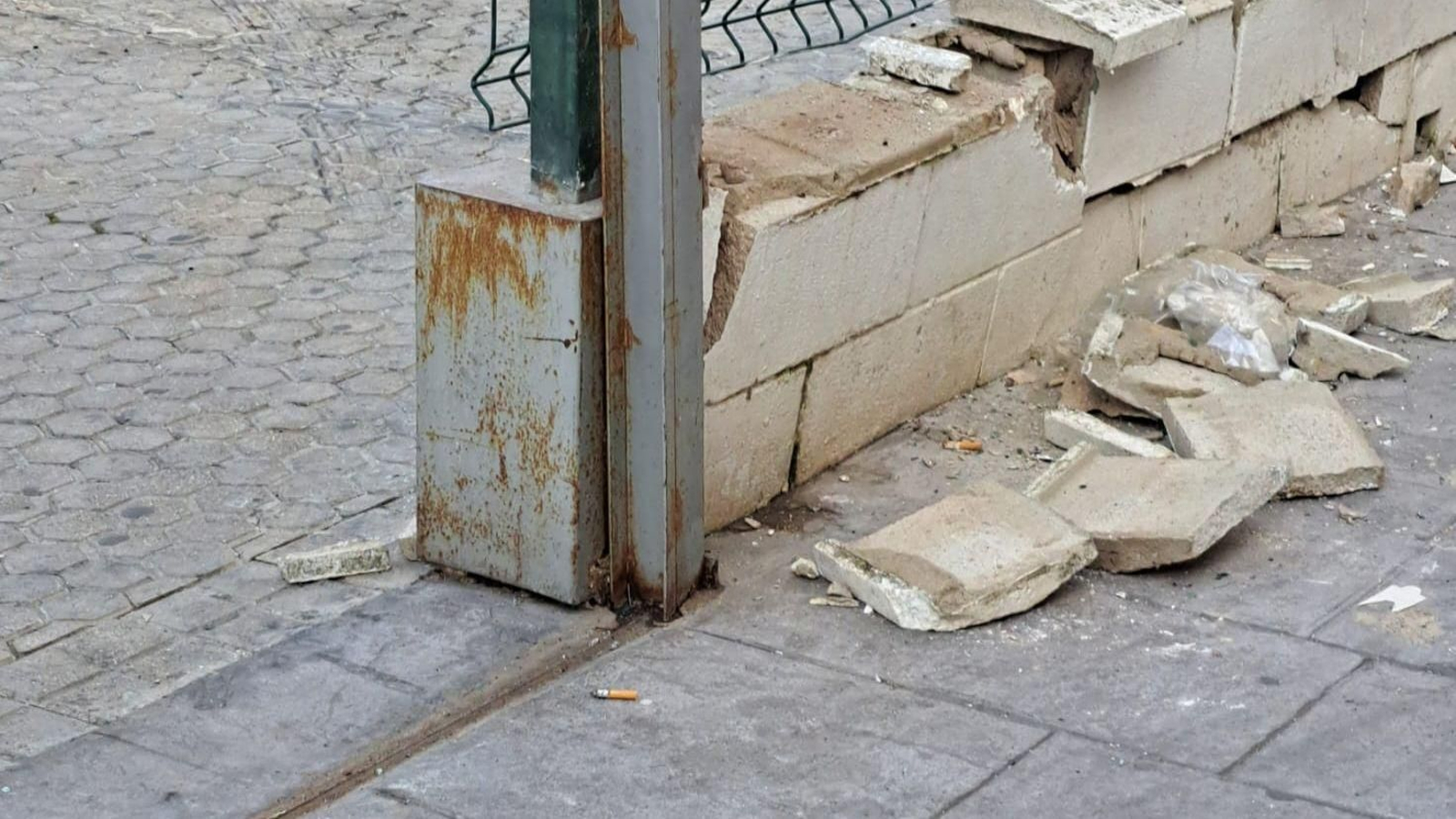 Daños causados en la valla del ambulatorio del Polígono Sur.