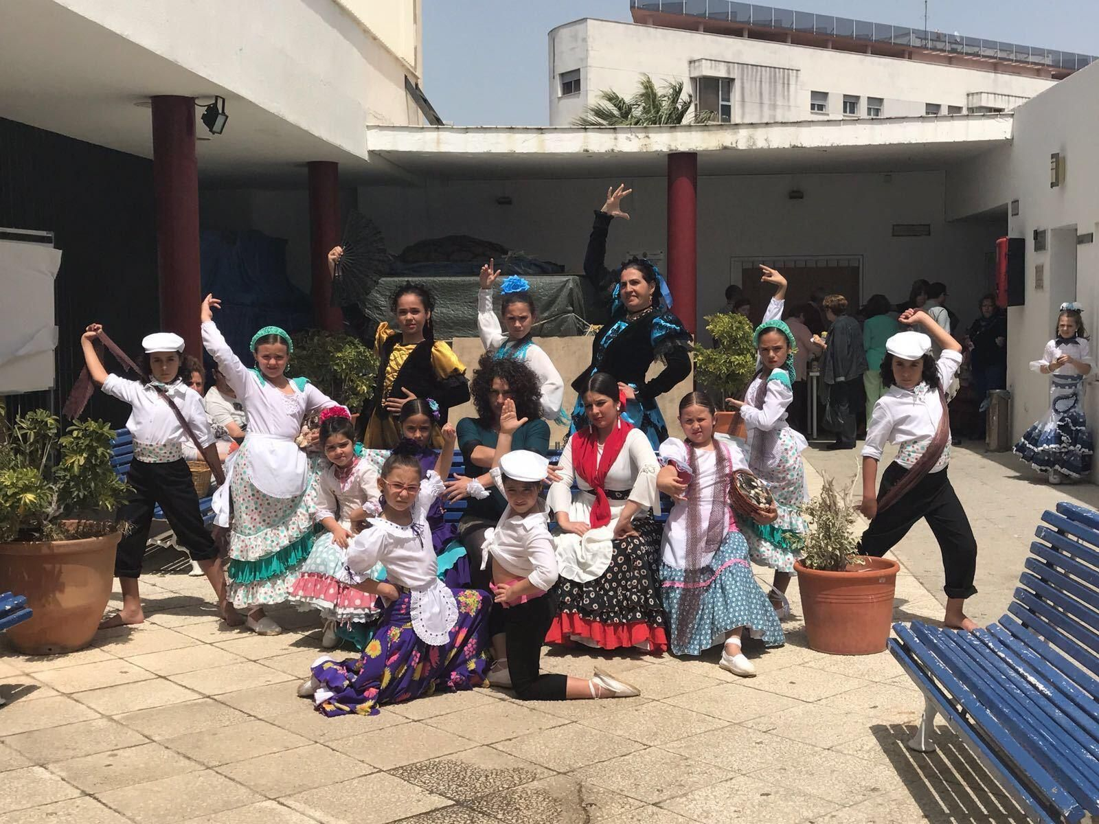 Las alumnas de Ana González, antes de una actuación.