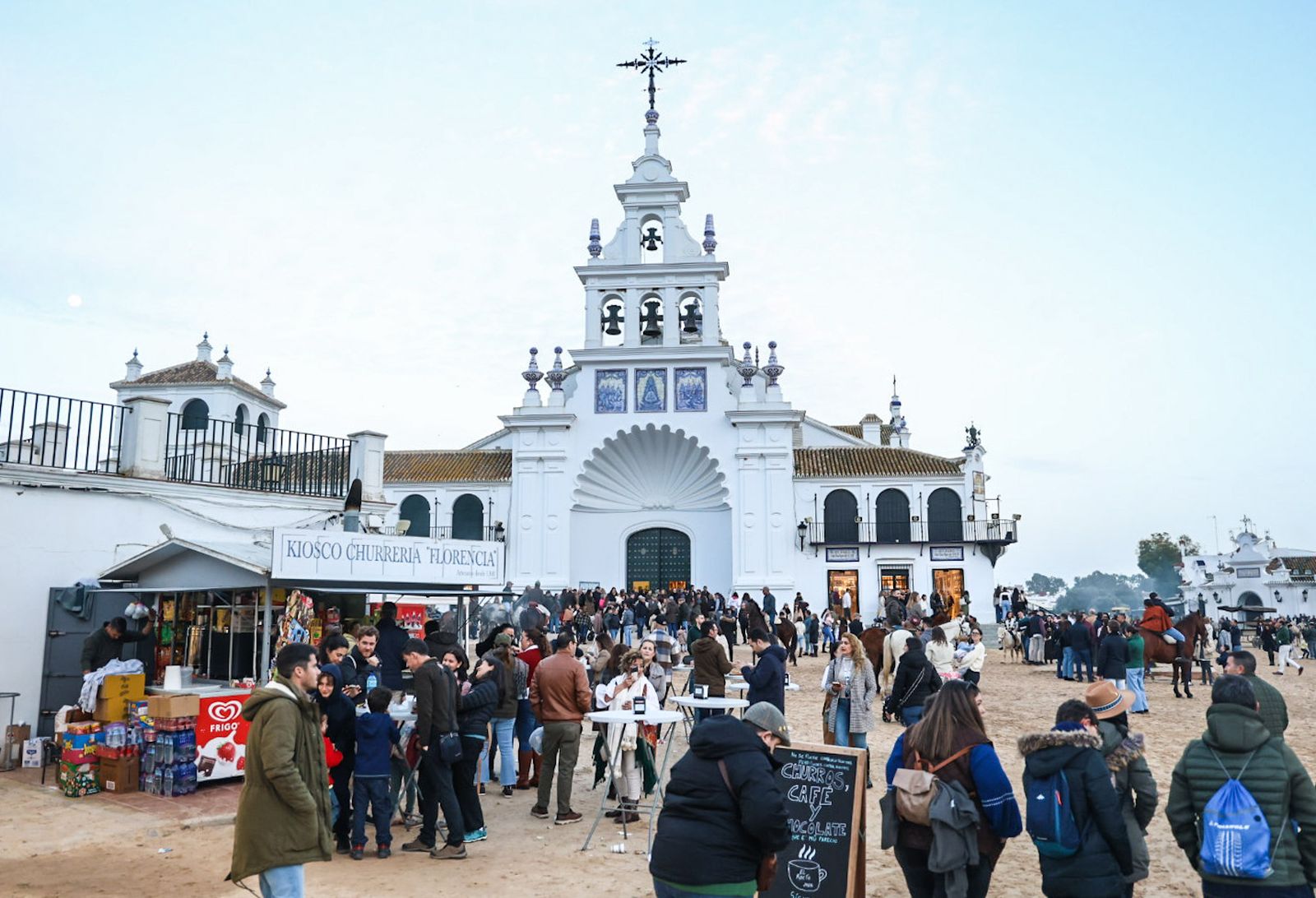 Fotografías de ambiente y del rezo del Rosario por el entorno de la Ermita de la Virgen del Rocío con motivo de la Candelaria