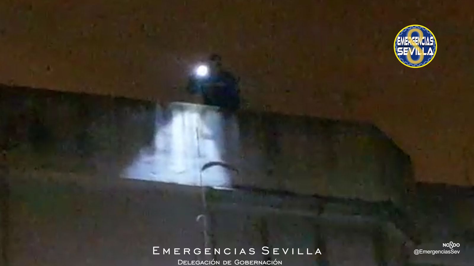 Uno de los agentes en una azotea.