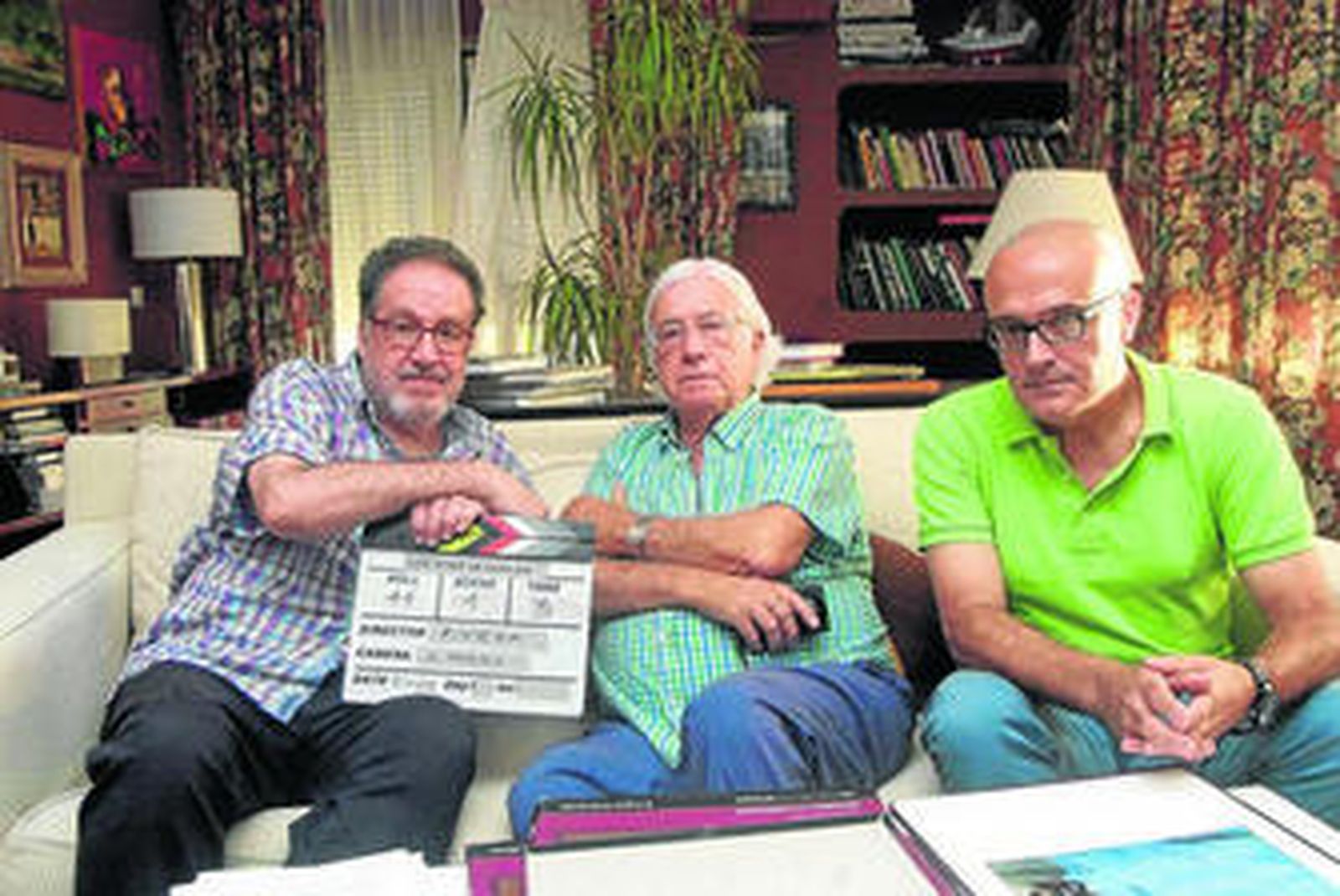 Carlos Pérez Siquier en su casa, entre el cineasta Felipe Vega y Antonio Lafarque.