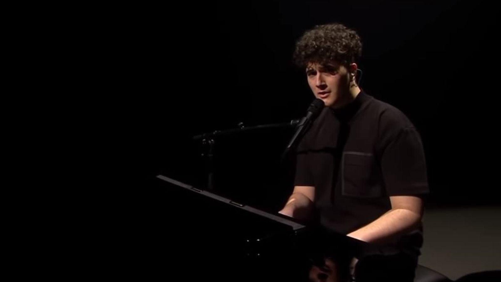 El representante suizo, Gjon's tears, al piano.