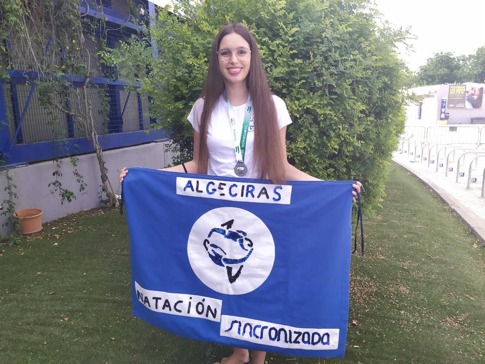 Axi Florentino, con su medalla y la bandera de su club