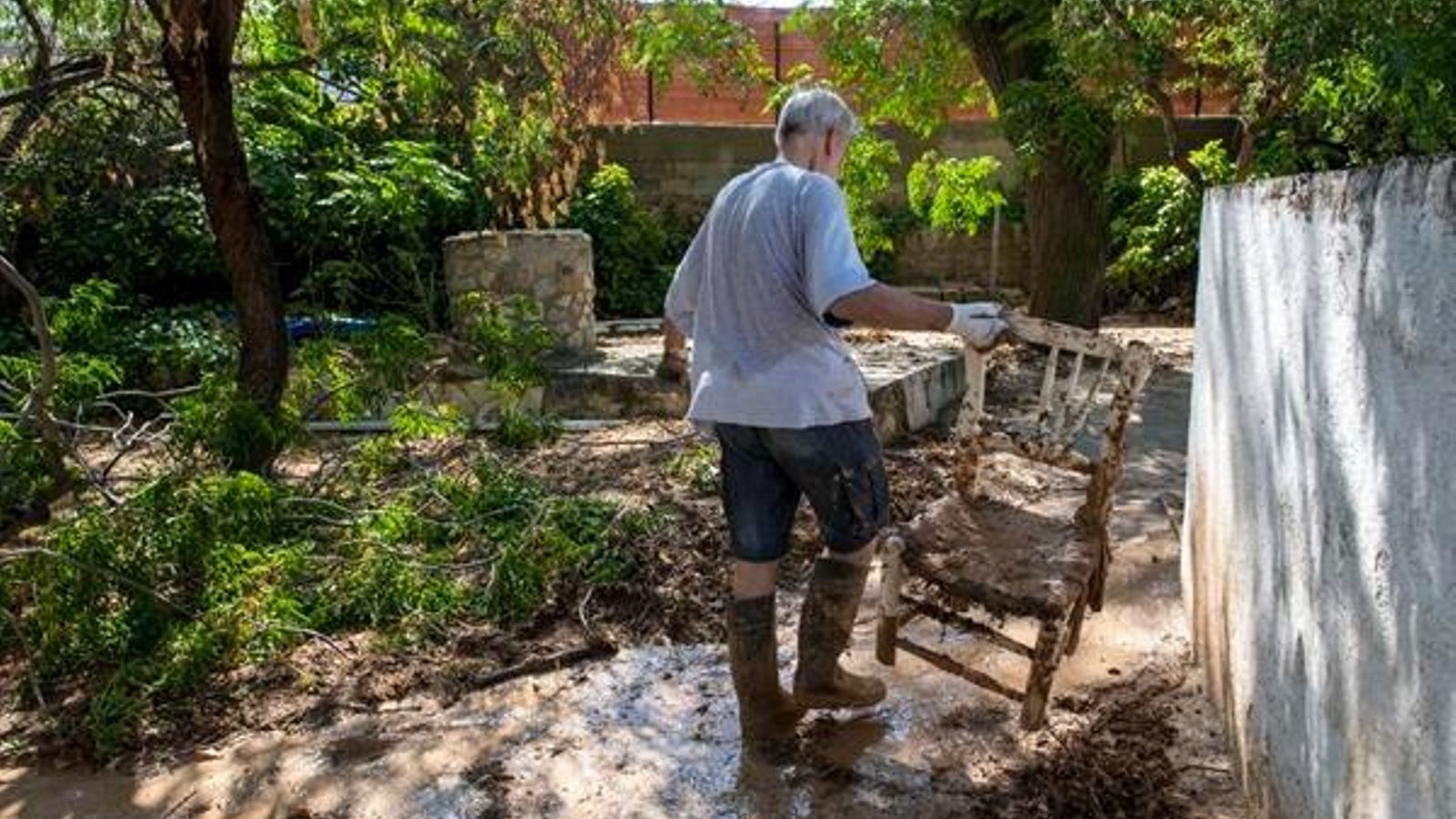 Los vecinos limpian los desperfectos.