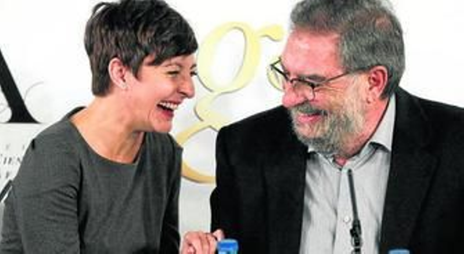 Eva Hache, ayer, con el presidente de la Academia, González Macho.