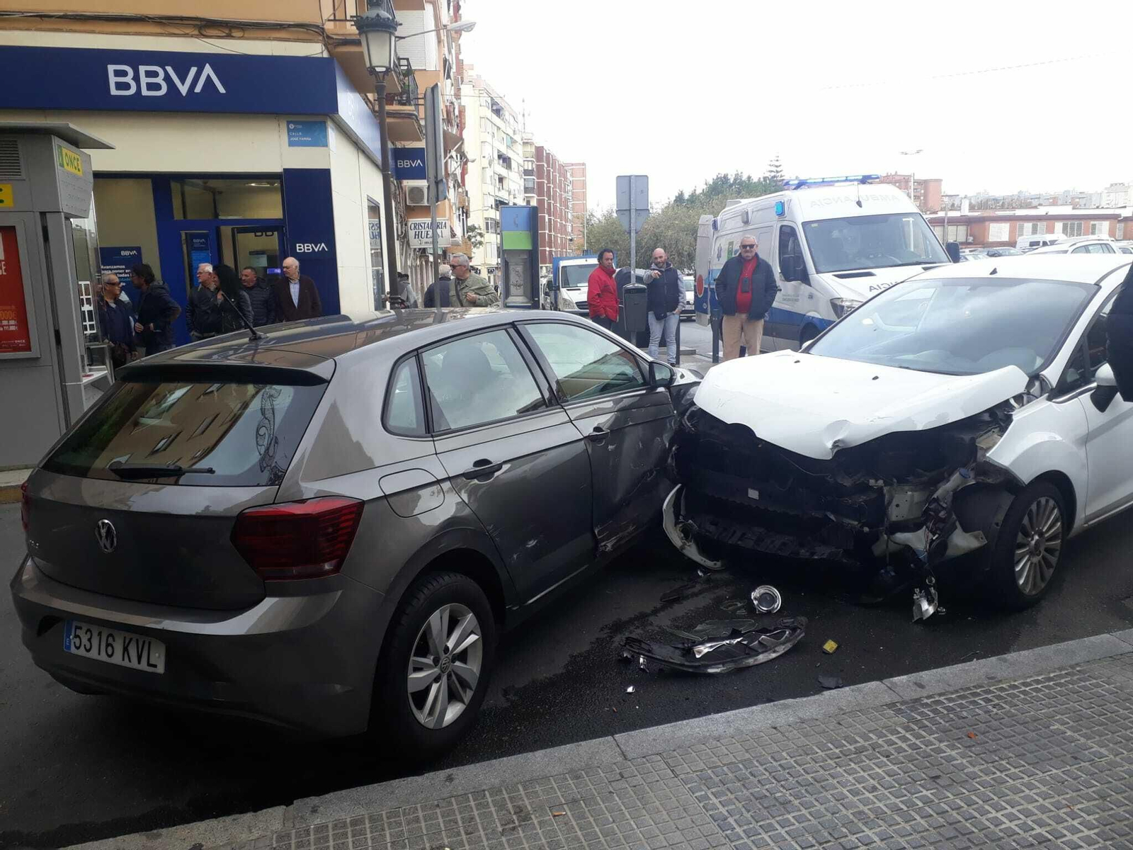 Estado de los dos vehículos tras el impacto.