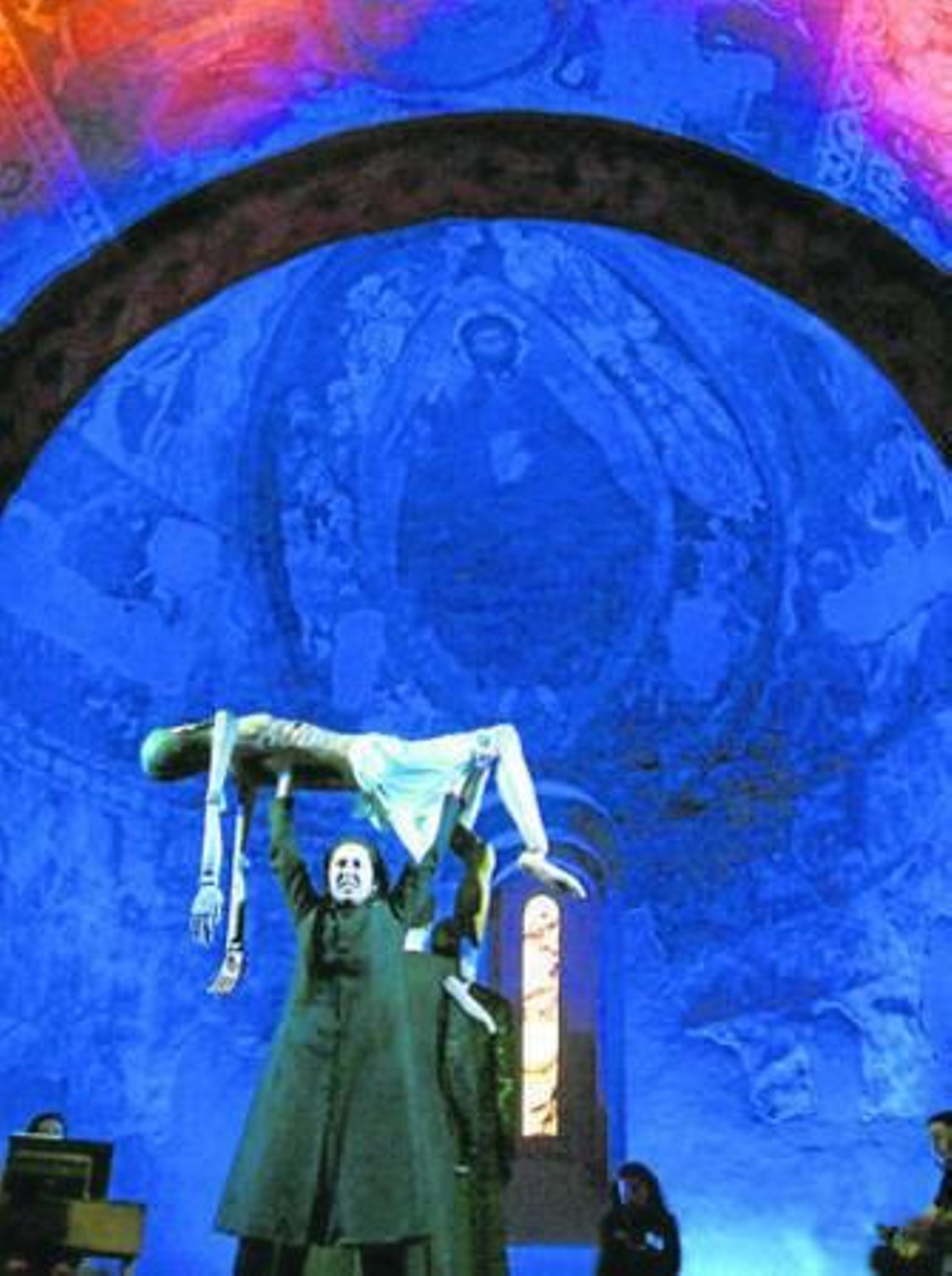 La compañía segoviana Nao D'amores, durante una actuacion en la iglesia de San Justo, en su ciudad.