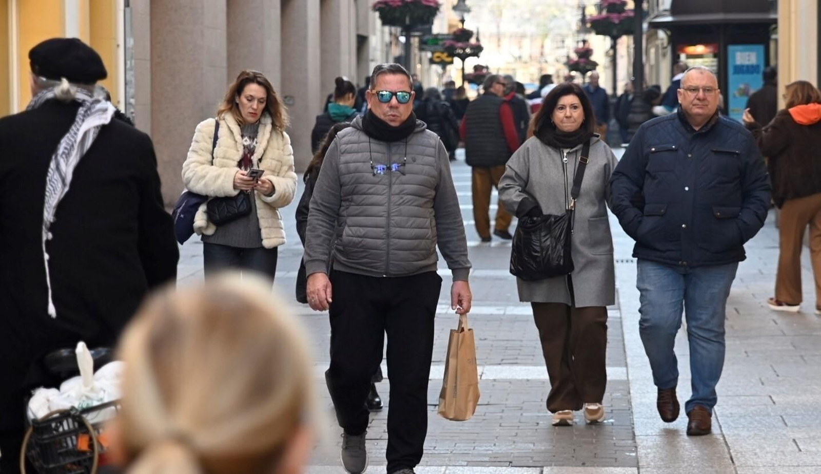 Las cordobeses se echan a la calle el primer día de las rebajas de invierno, en imágenes