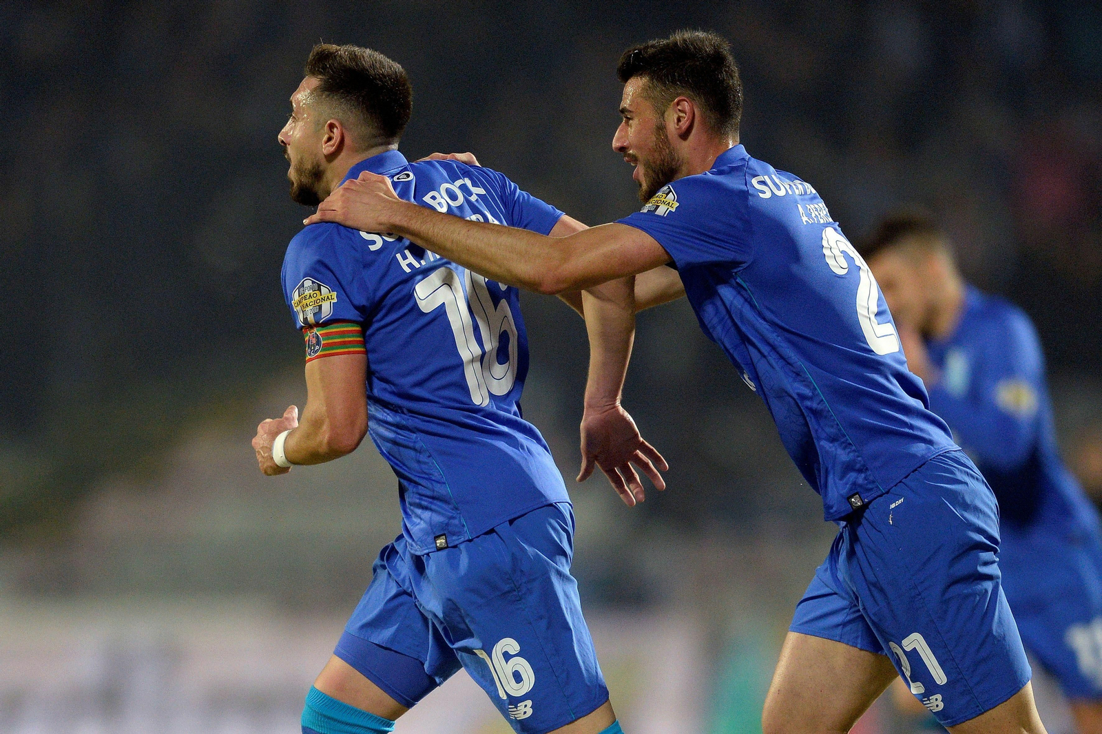 Héctor Herrera, con el brazalete de capitán, celebra un gol con el Oporto.
