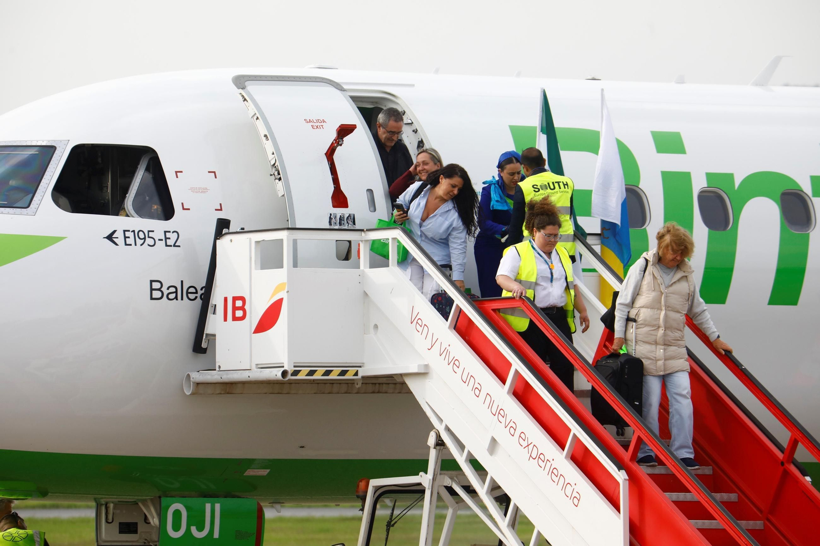 El aeropuerto de Córdoba recibe el primer vuelo de Binter desde Canarias, en imágenes