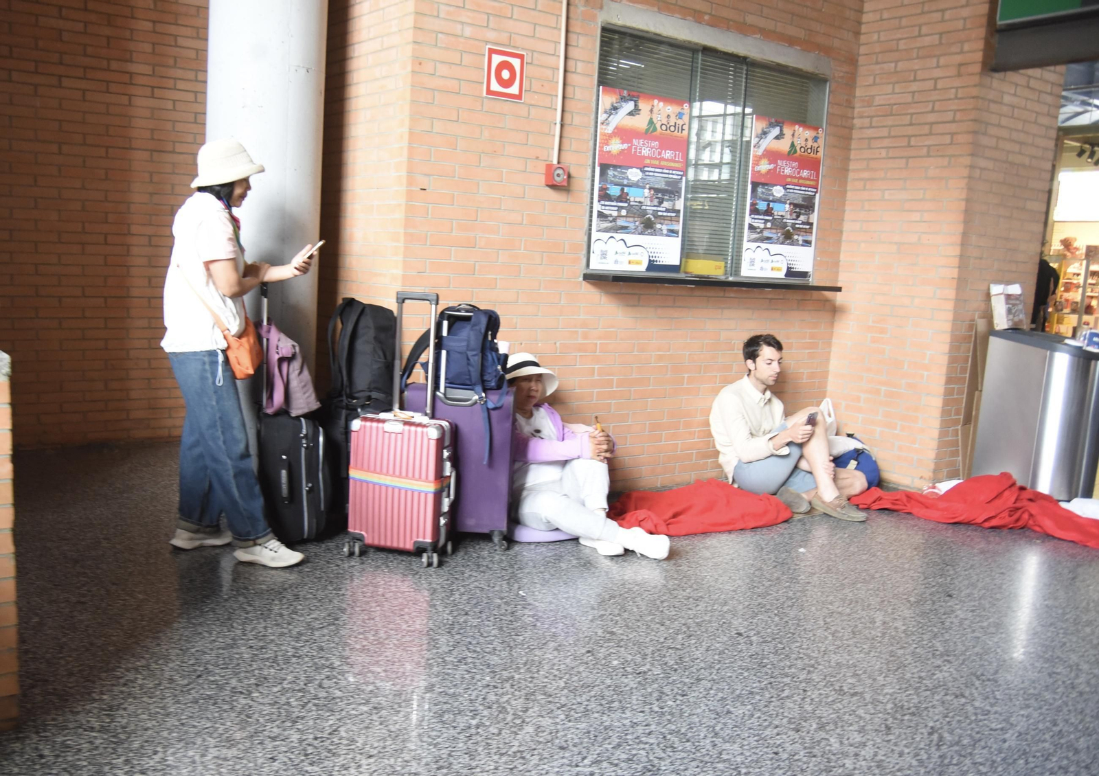 Las imágenes de la estación de trenes de Córdoba con cientos de personas atrapadas tras el apagón
