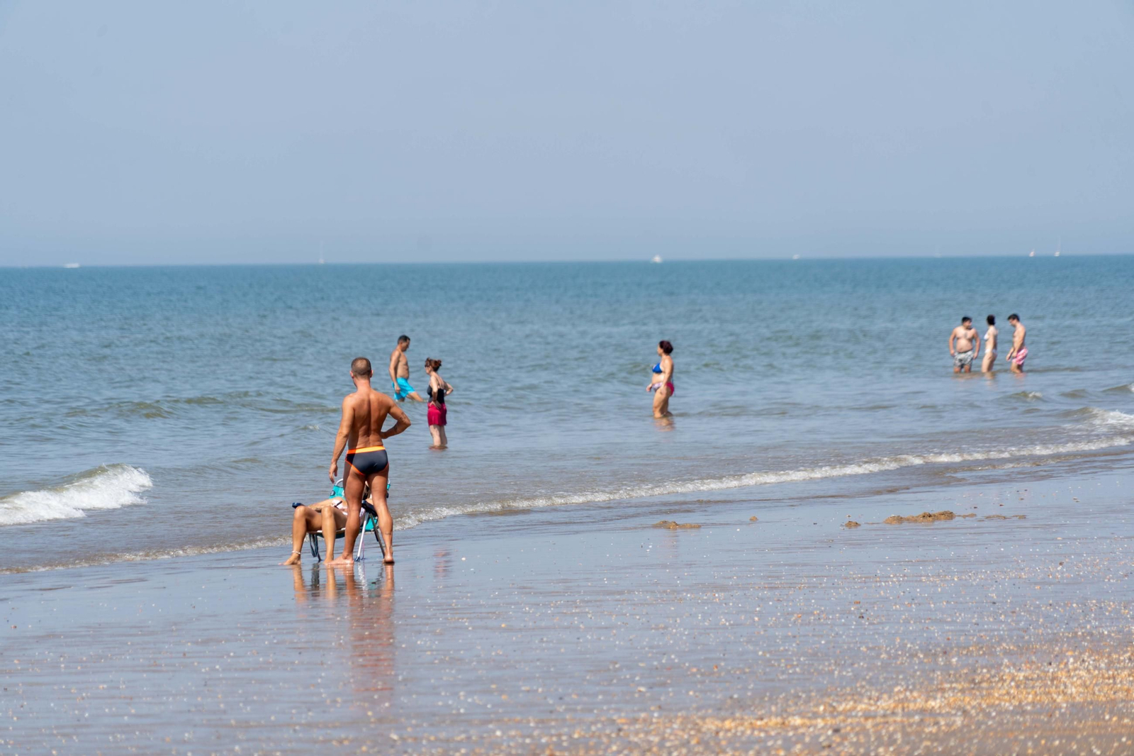 Una mañana de domingo en El Espigón, la playa de Huelva capital.