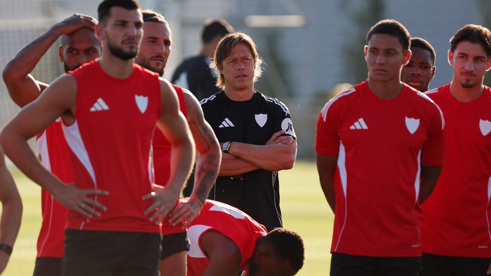 Almeyda entre un grupo de jugadores entre los que destaca Rafa Mir.
