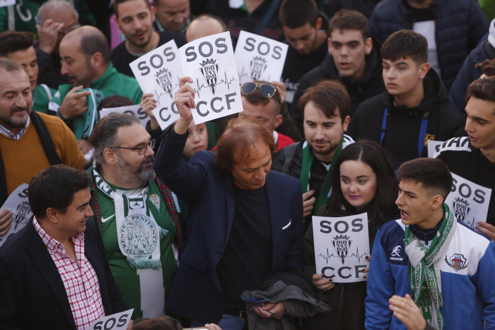 La afición del Córdoba recibe a sus jugadores y clama contra Jesús León