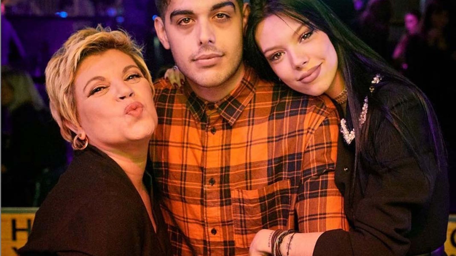 Terelu, con su hija Alejandra y su novio 'Lobo'.