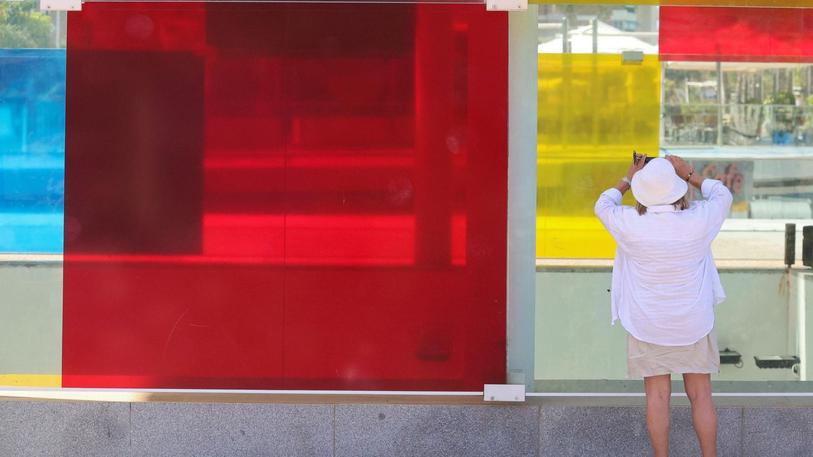 Un turista, a los pies del cubo del Centre Pompidou.
