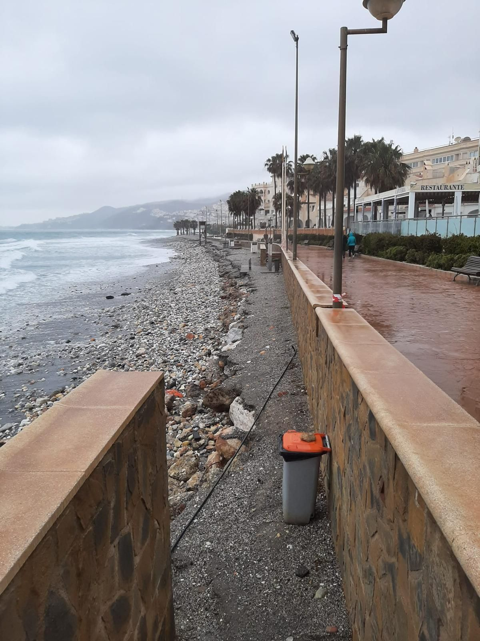 Los destrozos del temporal en las playas de la Axarquía, en fotos