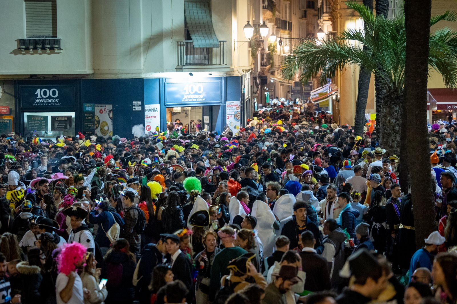 Sábado de Carnaval: La plaza de la Catedral vuelve a concentrar el macrobotellón en Cádiz