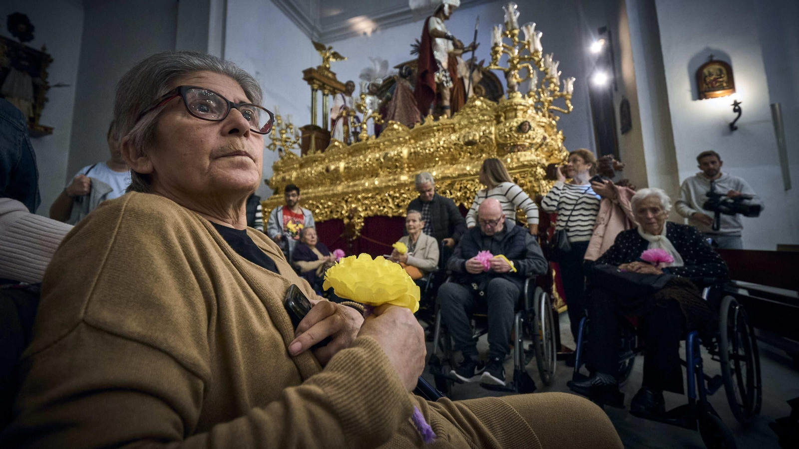 Usuarios de la Residencia Fragela  durante la visita al Cristo de las Sietes Palabras