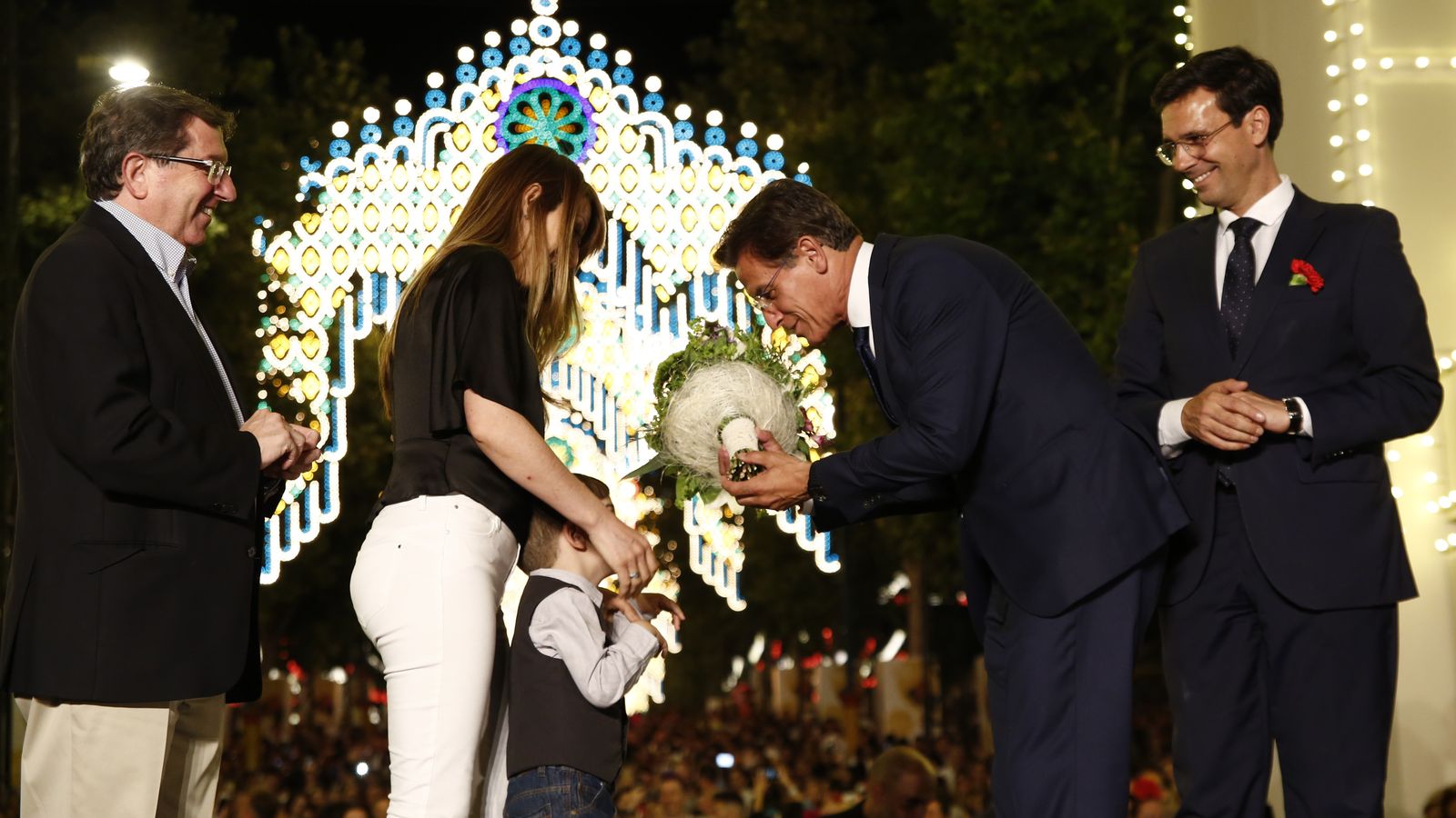 Luis González (PP), la encargada de darle al botón, Luis Salvador (Cs) y Paco Cuenca (PSOE) en el encendido del Corpus.
