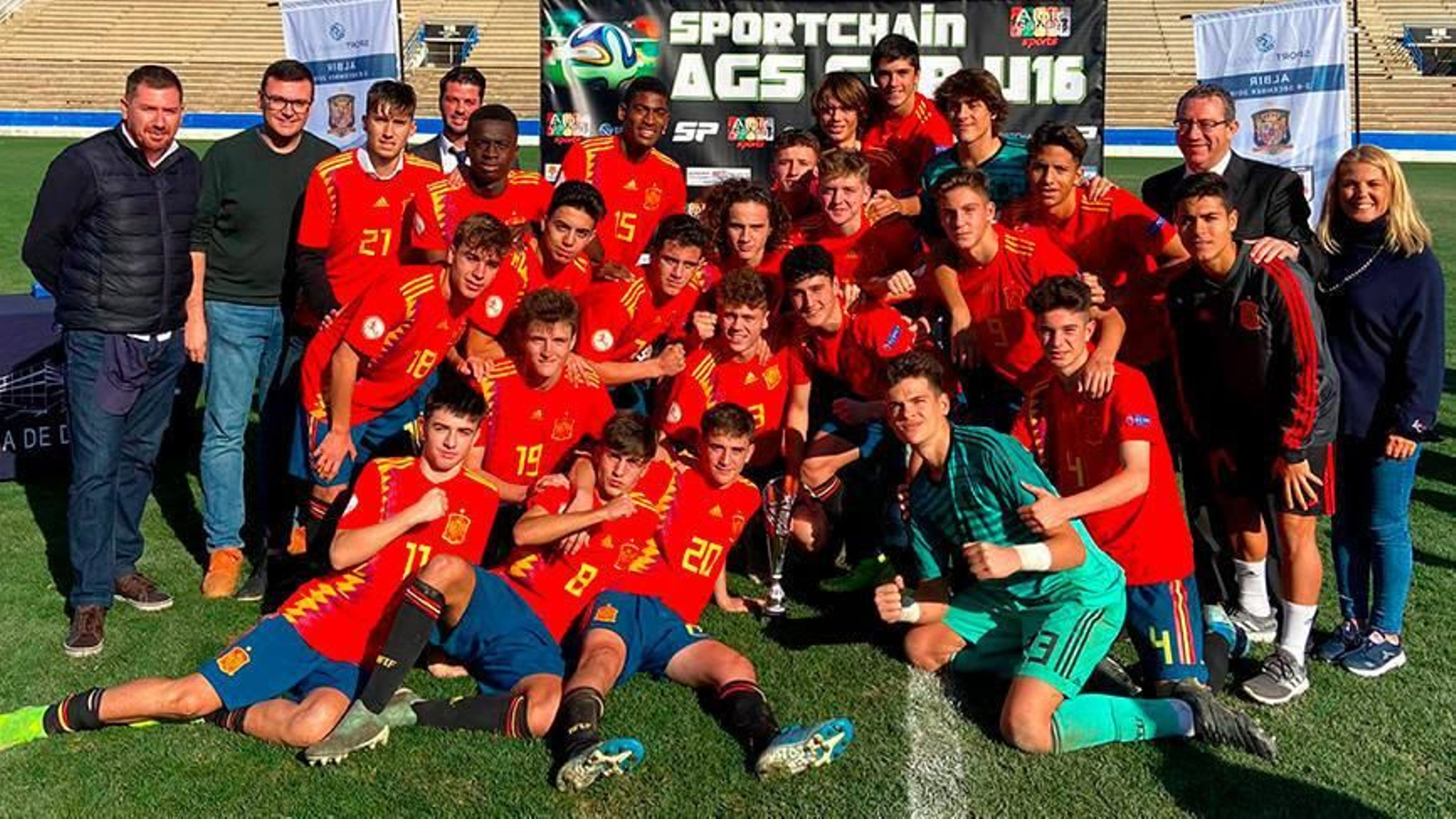 Bruno celebra con sus compañeros un título conquistado durante su paso por la selección española sub-16.