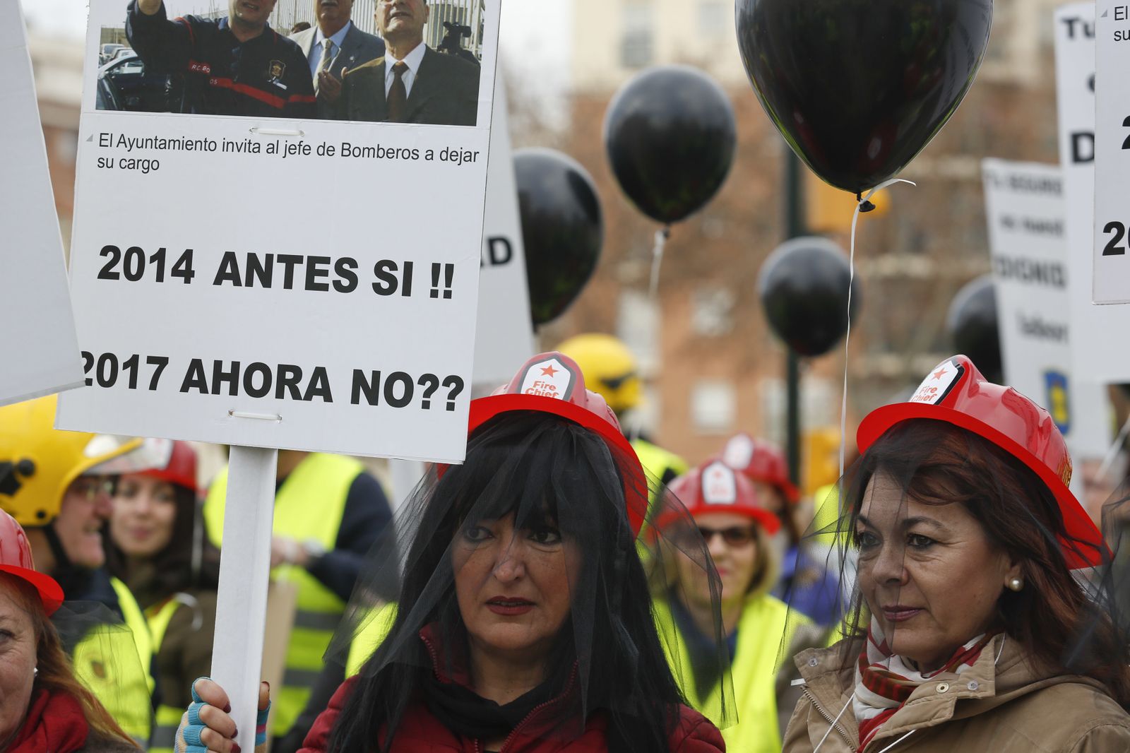 Las imágenes de la 'marcha fúnebre' de los bomberos en Málaga