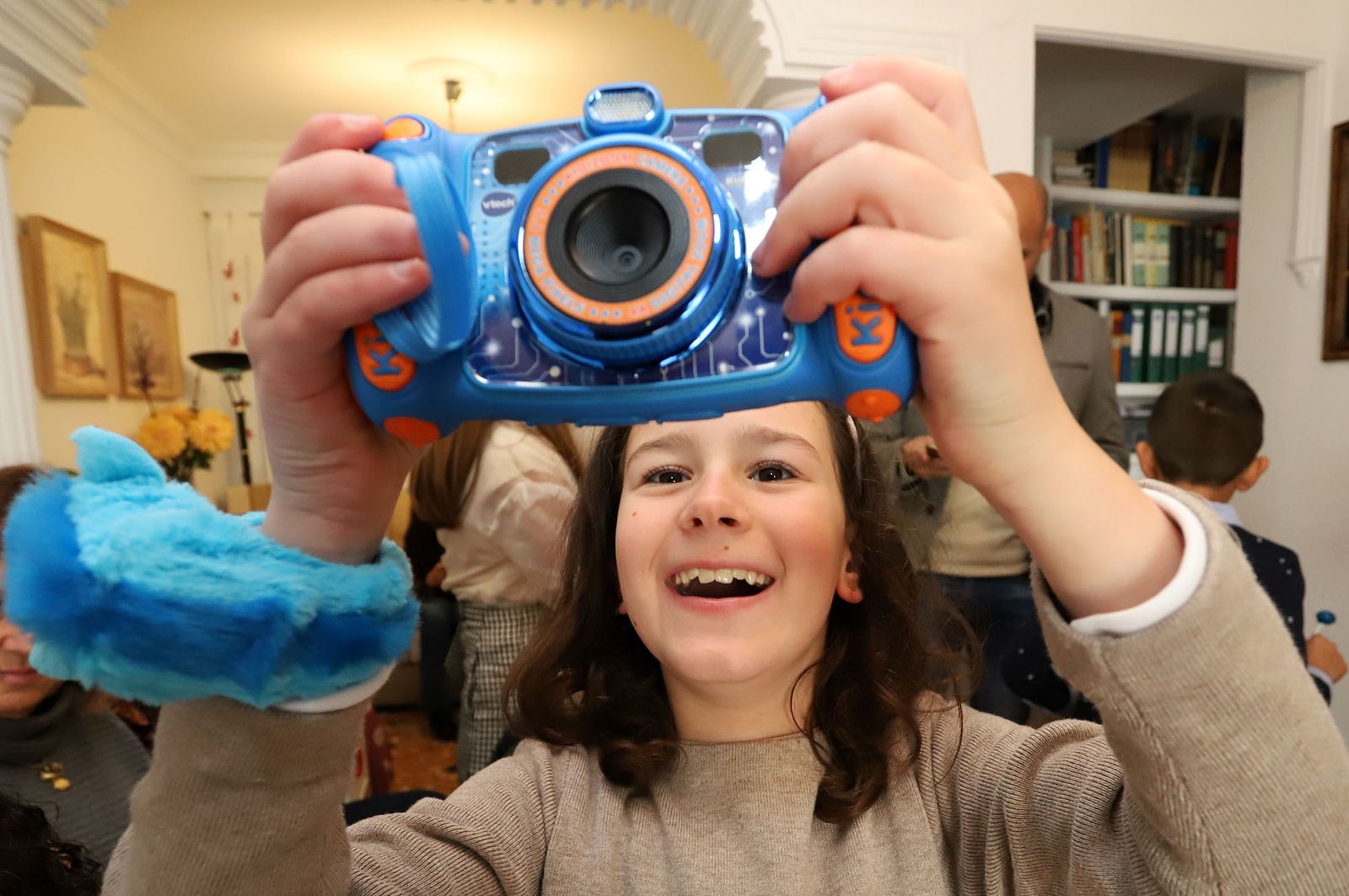 Imágenes de los niños recibiendo sus regalos de Reyes