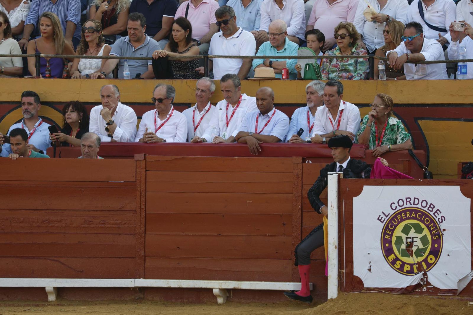 Una decepcionante corrida de Miura con Esaú Fernández a hombros cierra Algeciras