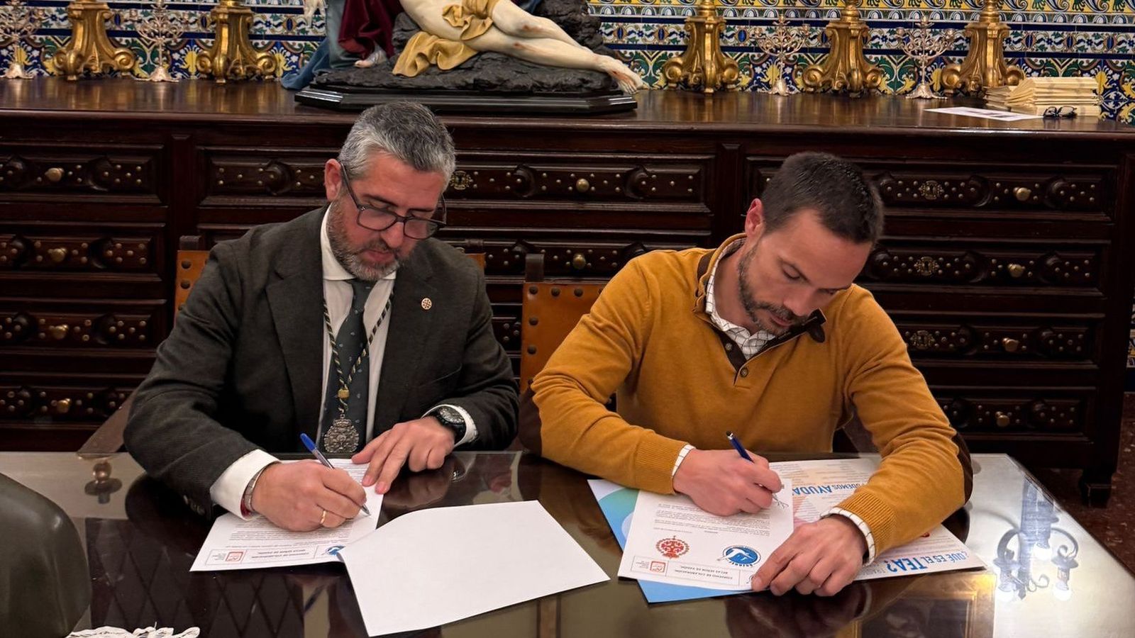 Firma del convenio entre Autismo Huelva Ánsares y la Hermandad Sacramental de Pasión.