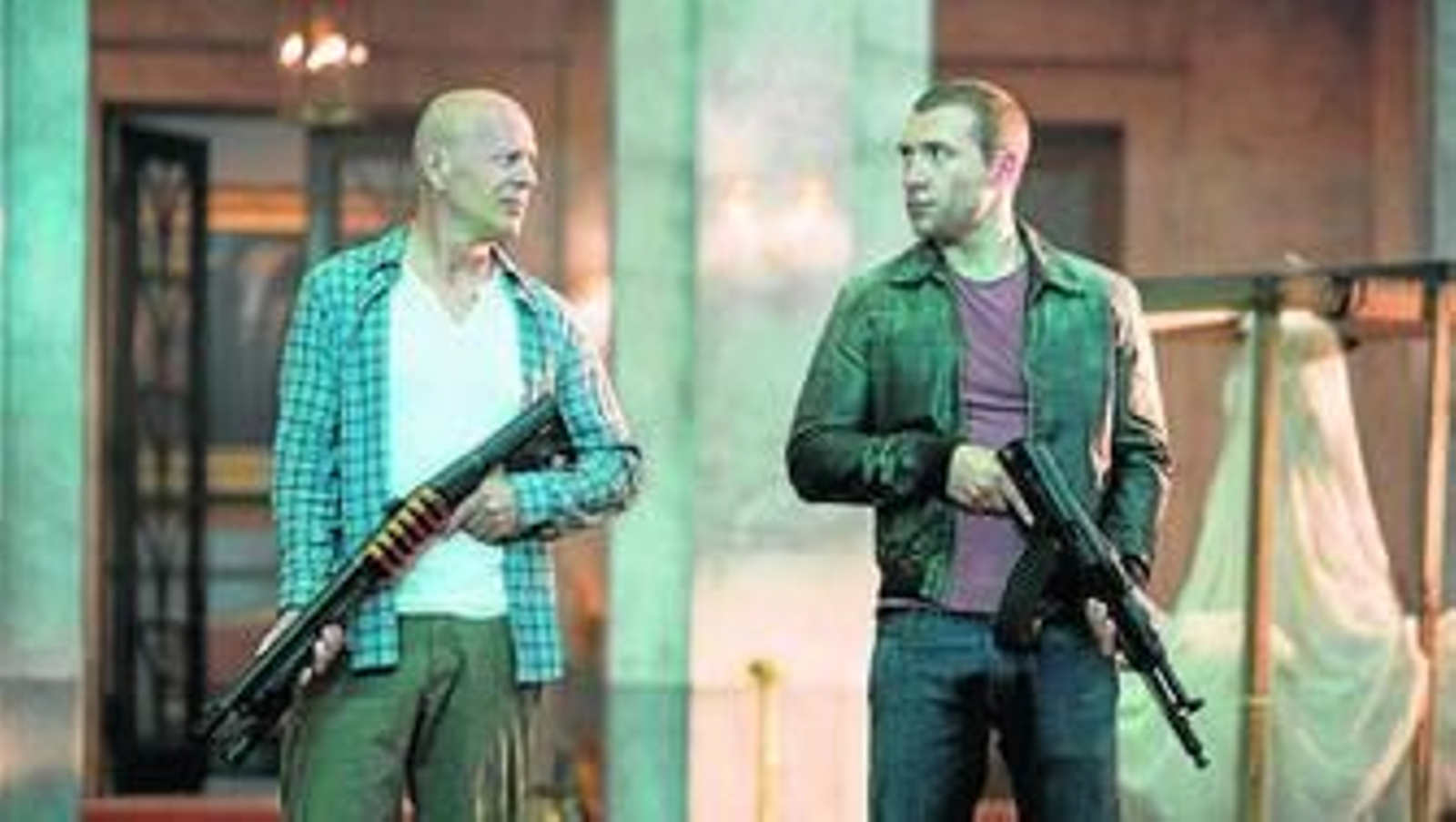 Bruce Willis, que rescata al personaje que le convirtió en héroe de acción, junto a su 'hijo' Jai Courtney.