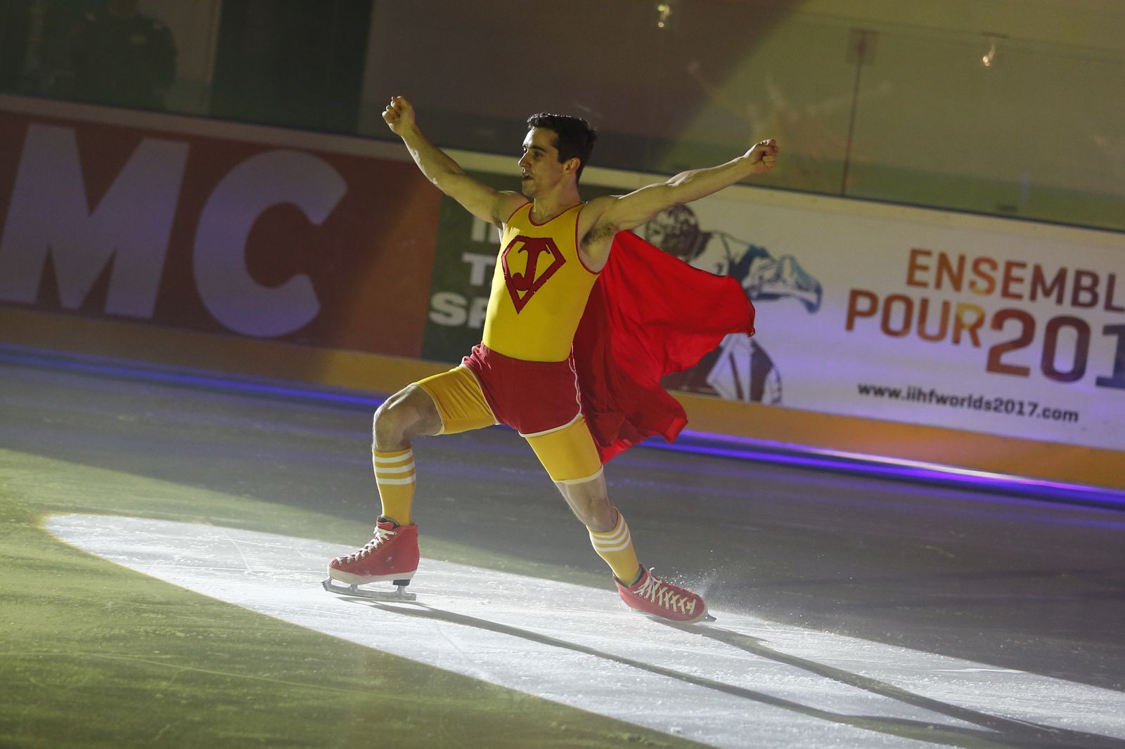 1 y 2. Javier Fernández se disfrazó de Superman para su obra cumbre, en la que Huecco entró en la pista para tirarle un cubo de agua. 3. Guillermo Arcos y Ángela Montalbán. 4. Fernández recoge de manos de dos niños la placa conmemorativa de la inauguración. 5. Celia, de tan solo ocho años de edad, con su oso de peluche.