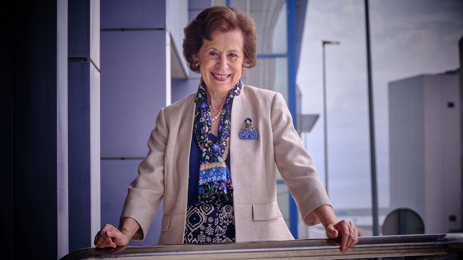 Rosa María Virolés en el exterior del edificio Heracles de la Zona Franca de Cádiz.