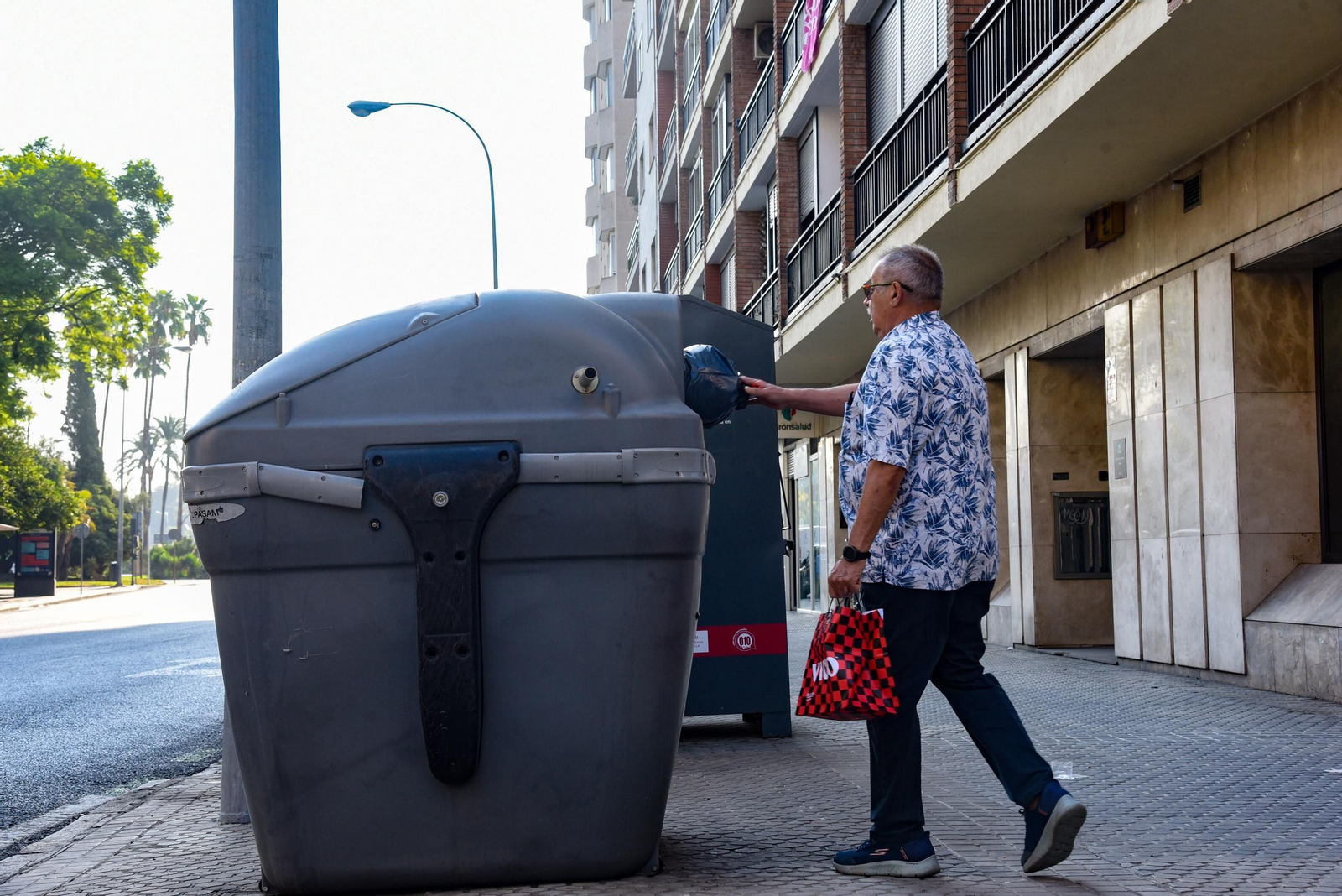 Contenedores de basura en Los Remedios, el distrito que pagará más por la nueva tasa