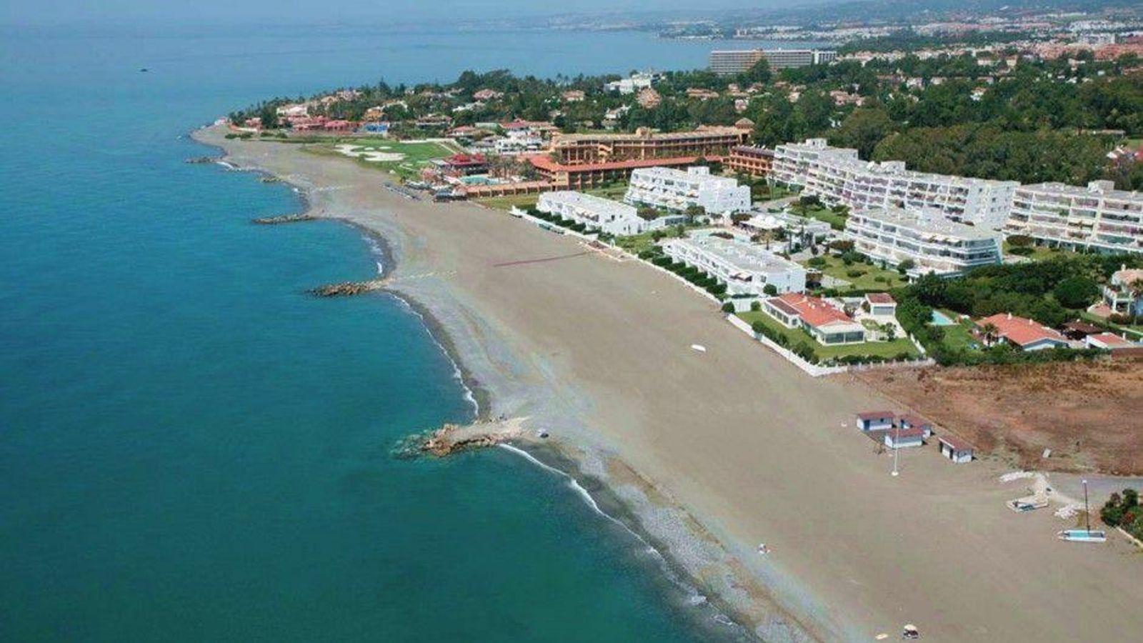 Guadalmina tiene una longitud de unos 1.600 metros, y una anchura media de 25 metros. Guadalmina tiene una longitud de unos 1.600 metros, y una anchura media de 25 metros.