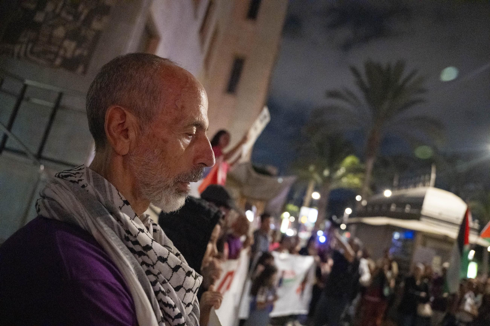 La Plataforma Almería por Palestina se manifiesta por la situación en Gaza, en imágenes