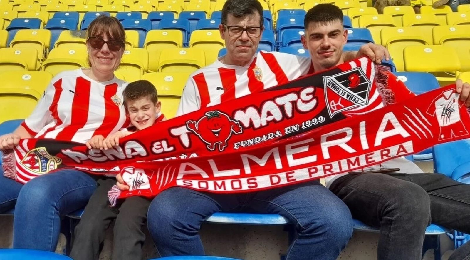 Antonio Luis Molina junto a toda su familia en un desplazamiento para animar a la UDA
