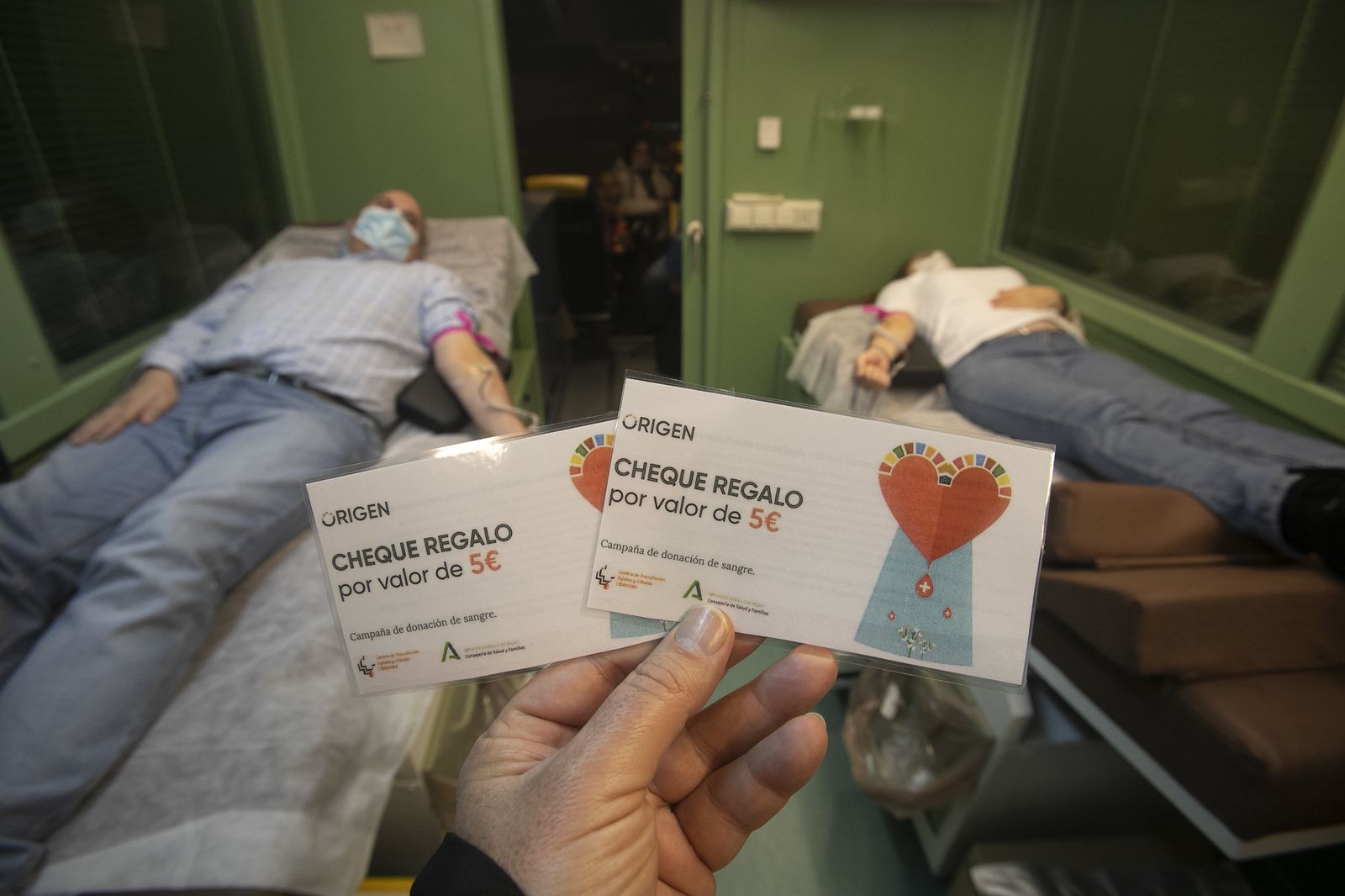 Donantes en el centro comercial El Arcángel de Córdoba.