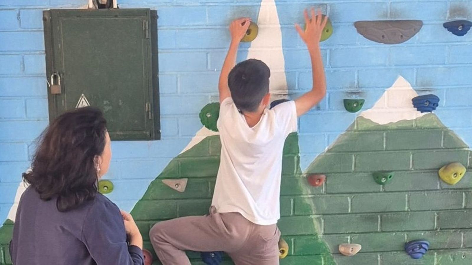 La concejal con uno de los niños participantes