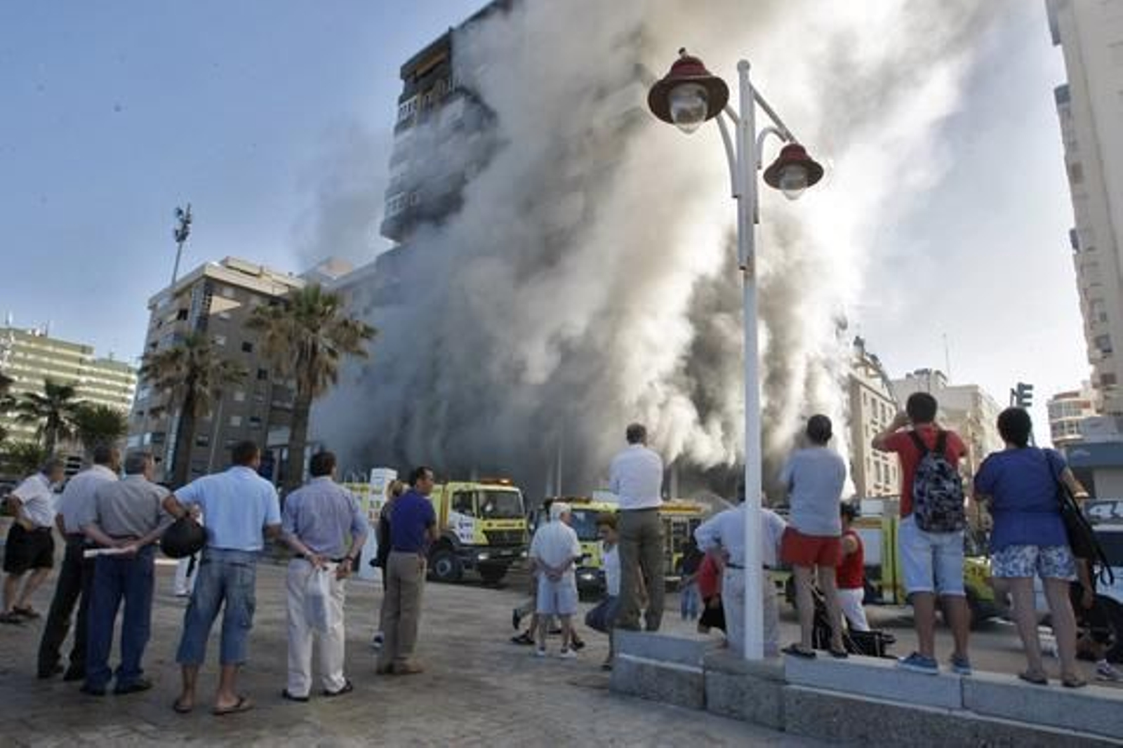 Espectacular incendio en un edificio de la calle Brasil. /José Braza